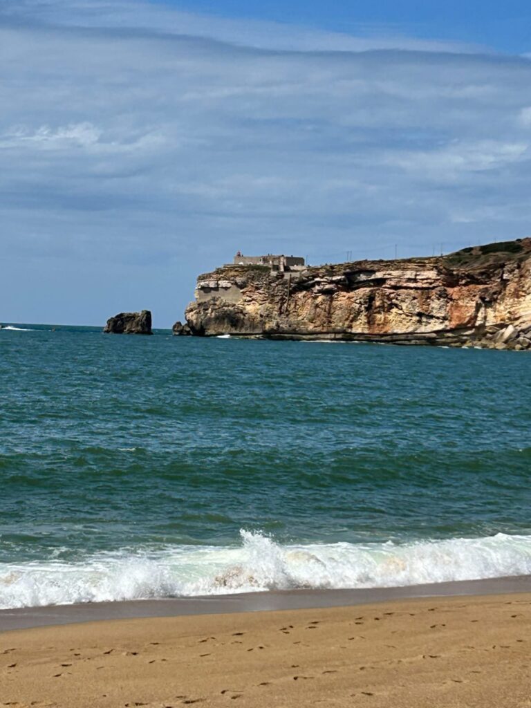 Nazaré: onde a tradição da pesca encontra as ondas gigantes.